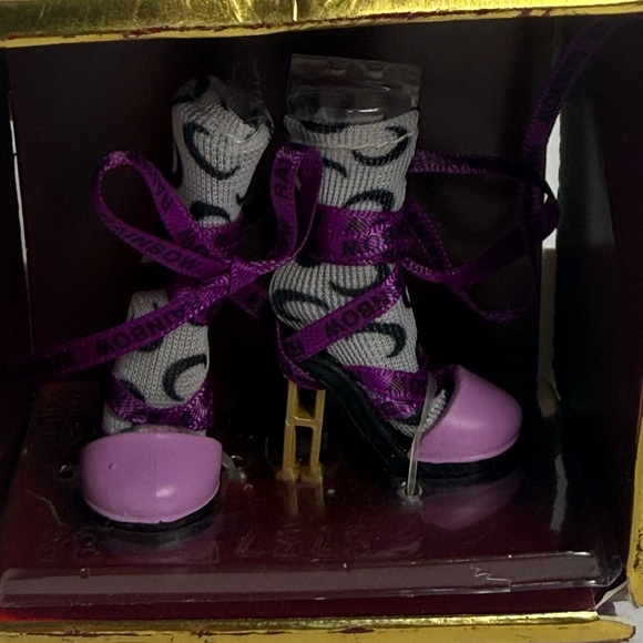 Rainbow High Emi Vanda (Orchid) Series 3 Shoes & Socks Only Box Damaged - Picture 2 of 3